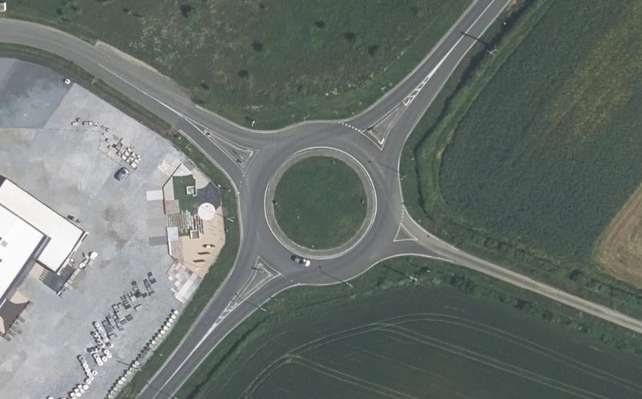 Vue aérienne du Rond-point anonyme n°86499876