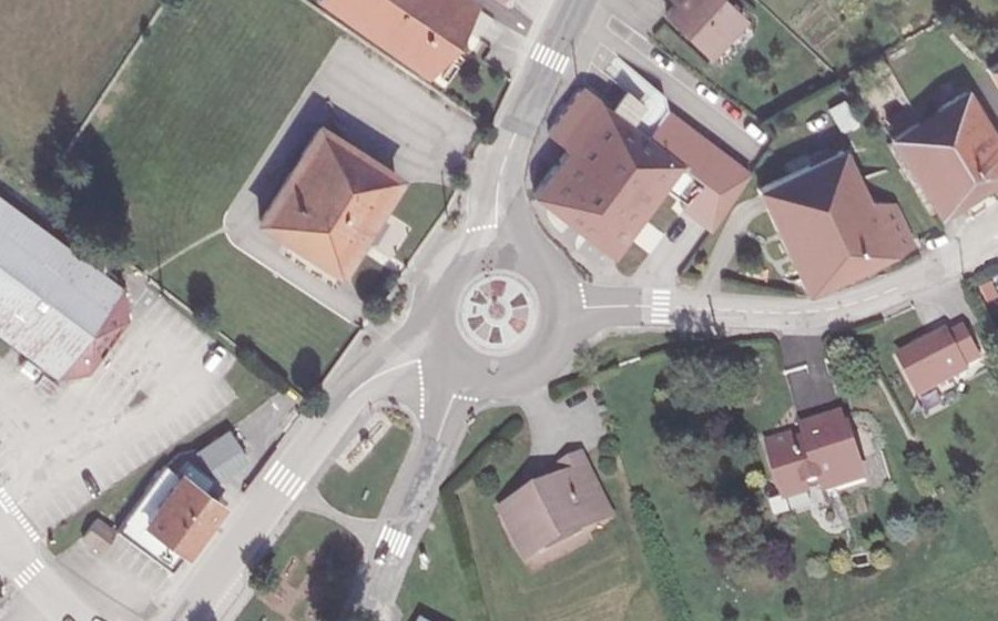 Vue aérienne du Rond-point anonyme n°86499947