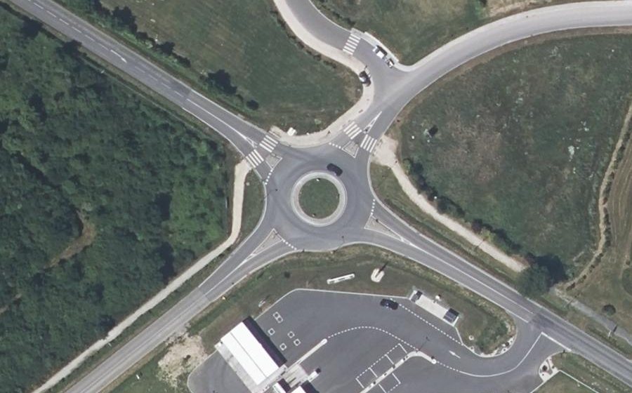 Vue aérienne du Rond-point anonyme n°865139547