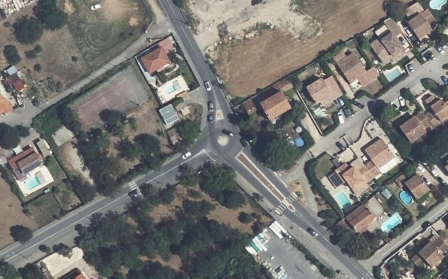 Vue aérienne du Rond-point anonyme n°865250551