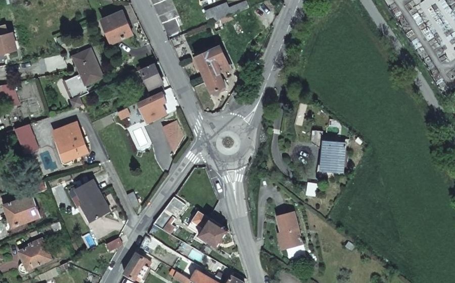 Vue aérienne du Rond-point anonyme n°86597195