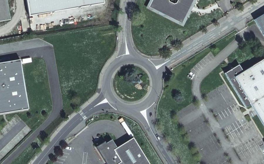 Vue aérienne du Rond-point anonyme n°86622406