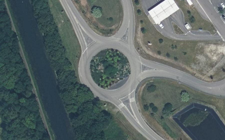 Vue aérienne du Rond-point anonyme n°86663405