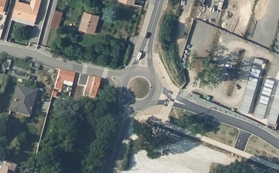 Vue aérienne du Rond-point anonyme n°866738595