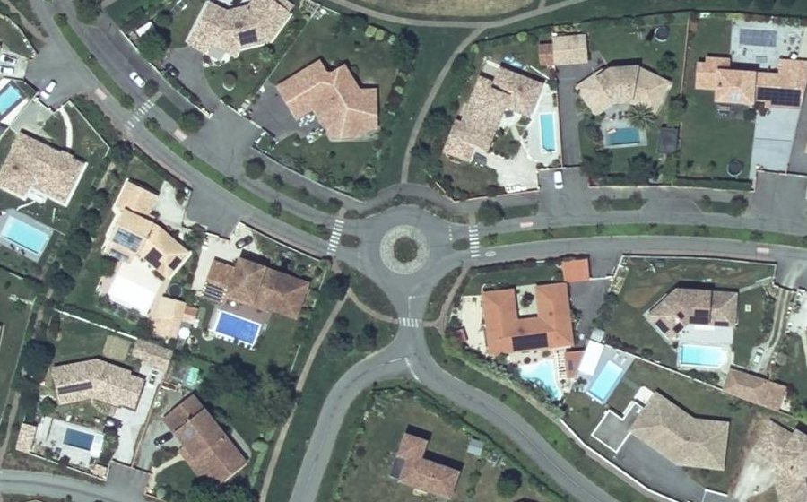 Vue aérienne du Rond-point anonyme n°867786089