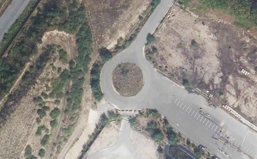 Vue aérienne du Rond-point anonyme n°868048041