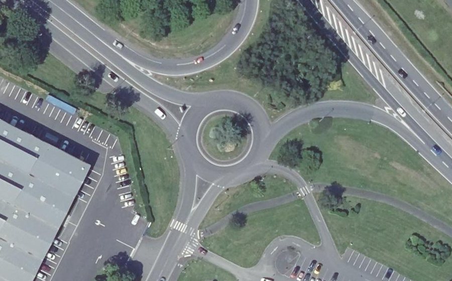 Vue aérienne du Rond-point anonyme n°86870776