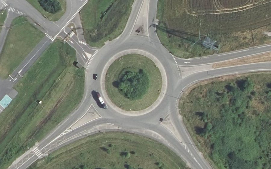 Vue aérienne du Rond-point anonyme n°86873102