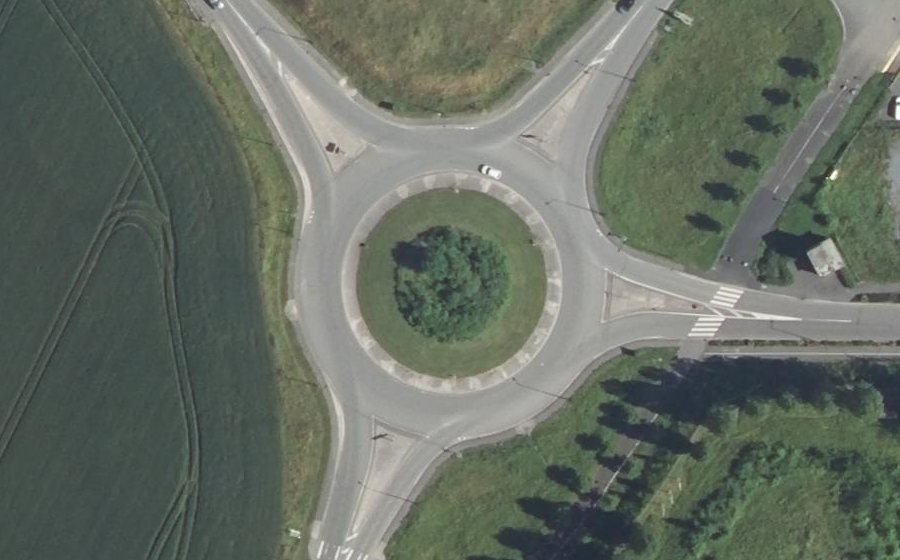 Vue aérienne du Rond-point anonyme n°86873111
