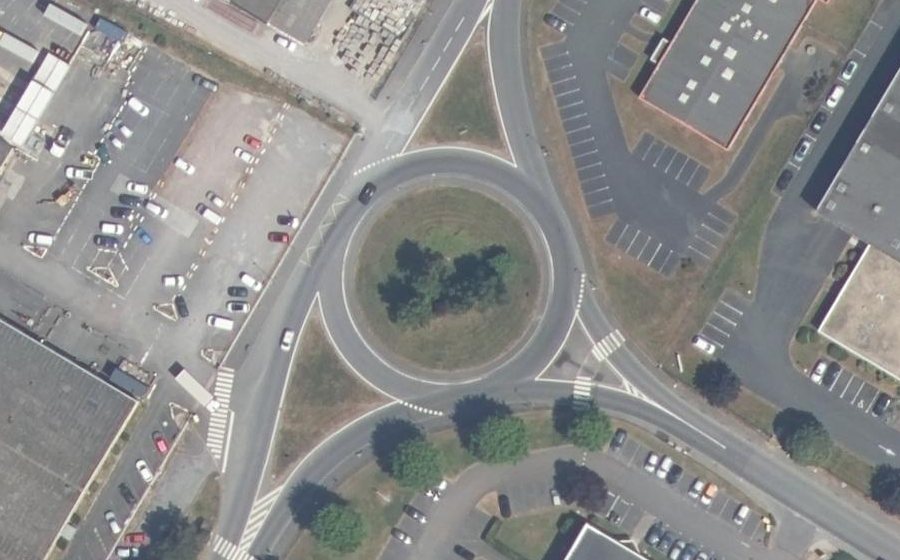 Vue aérienne du Rond-point anonyme n°86873802