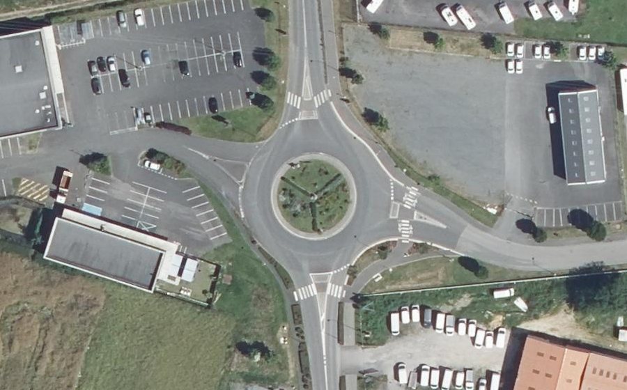 Vue aérienne du Rond-point anonyme n°86874392