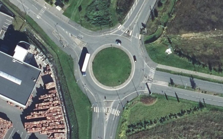 Vue aérienne du Rond-point anonyme n°868830590