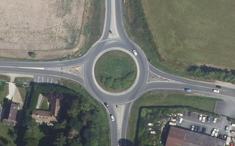 Vue aérienne du Rond-point anonyme n°86887222