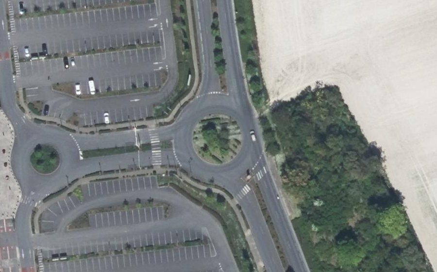 Vue aérienne du Rond-point anonyme n°86974625