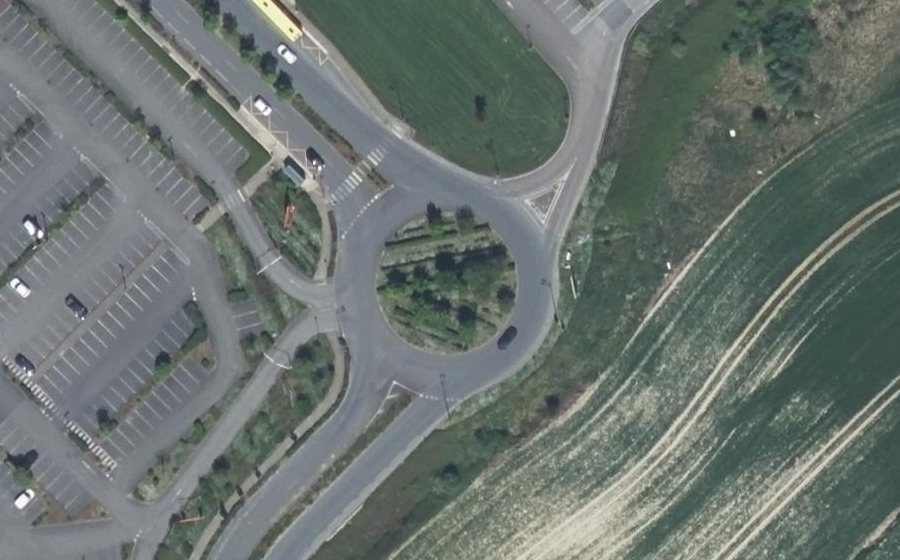 Vue aérienne du Rond-point anonyme n°86974663
