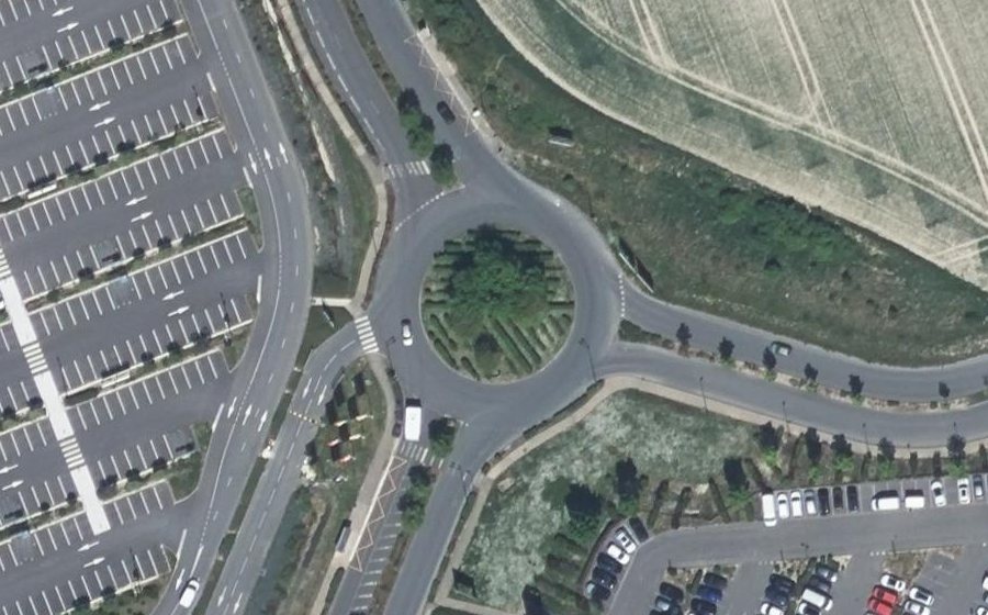 Vue aérienne du Rond-point anonyme n°86974678