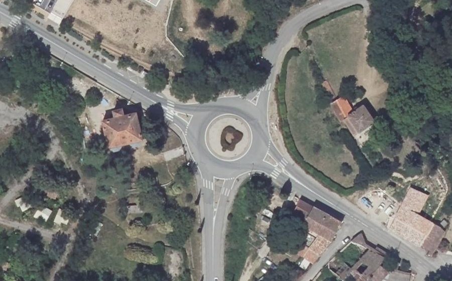 Vue aérienne du Rond-point anonyme n°871830747