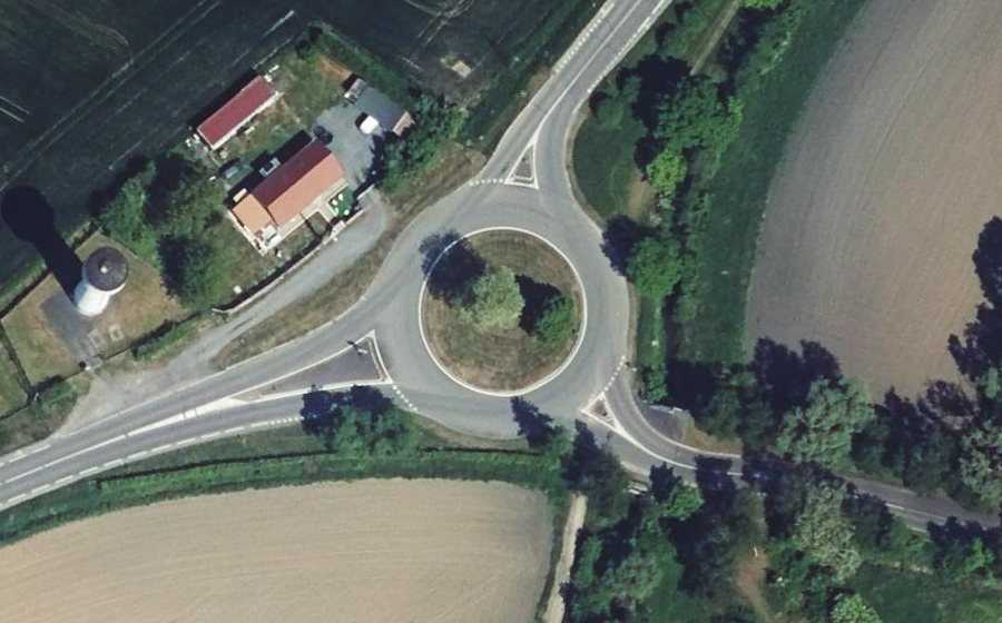 Vue aérienne du Rond-point anonyme n°872392944