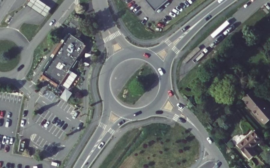 Vue aérienne du Rond-point anonyme n°872392954