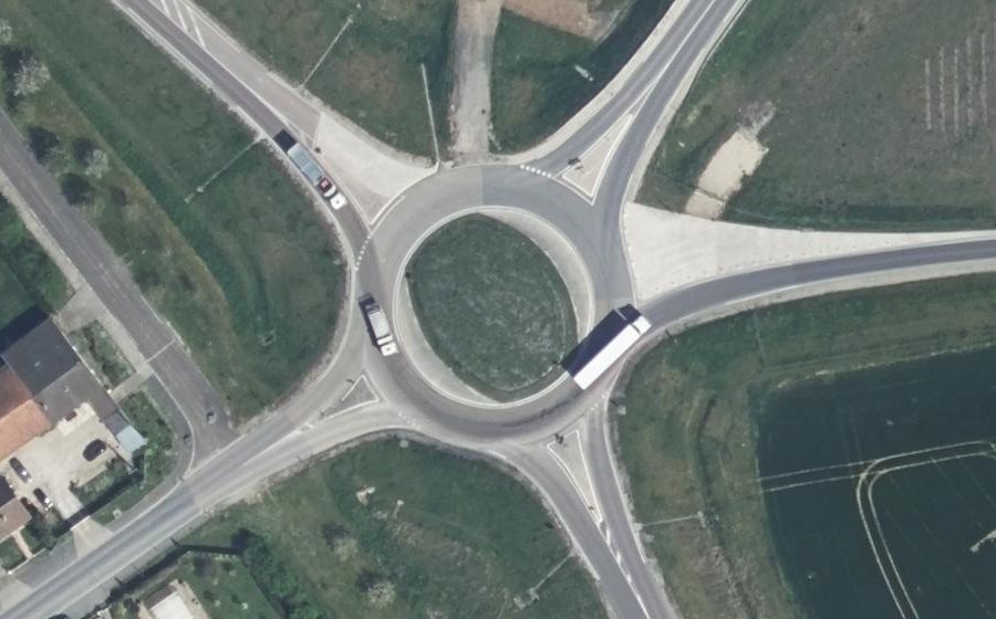 Vue aérienne du Rond-point anonyme n°87263276
