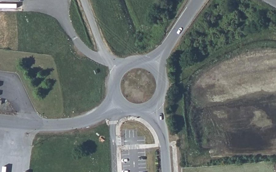 Vue aérienne du Rond-point anonyme n°87296848