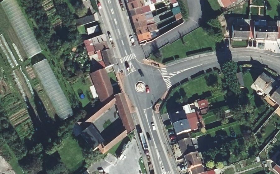 Vue aérienne du Rond-point anonyme n°873514856