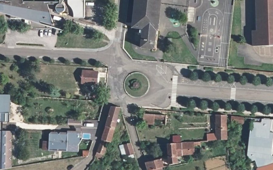 Vue aérienne du Rond-point anonyme n°87365762