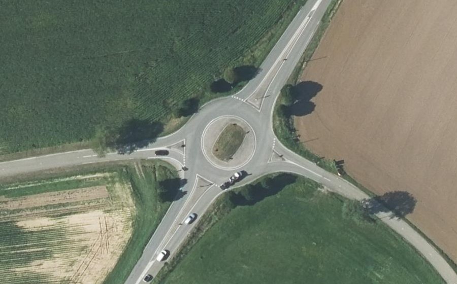Vue aérienne du Rond-point anonyme n°87380898