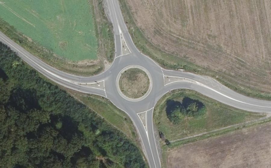 Vue aérienne du Rond-point anonyme n°87386831