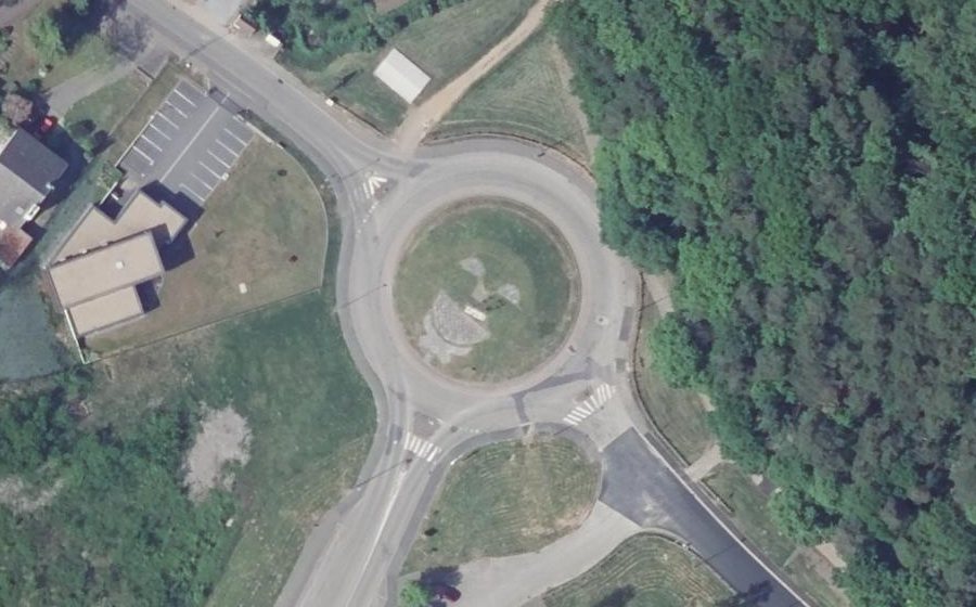 Vue aérienne du Rond-point anonyme n°87394232