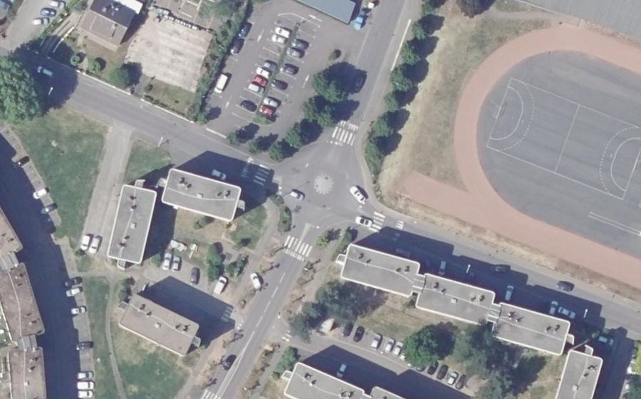 Vue aérienne du Rond-point anonyme n°87394235