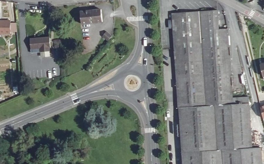 Vue aérienne du Rond-point anonyme n°87425148
