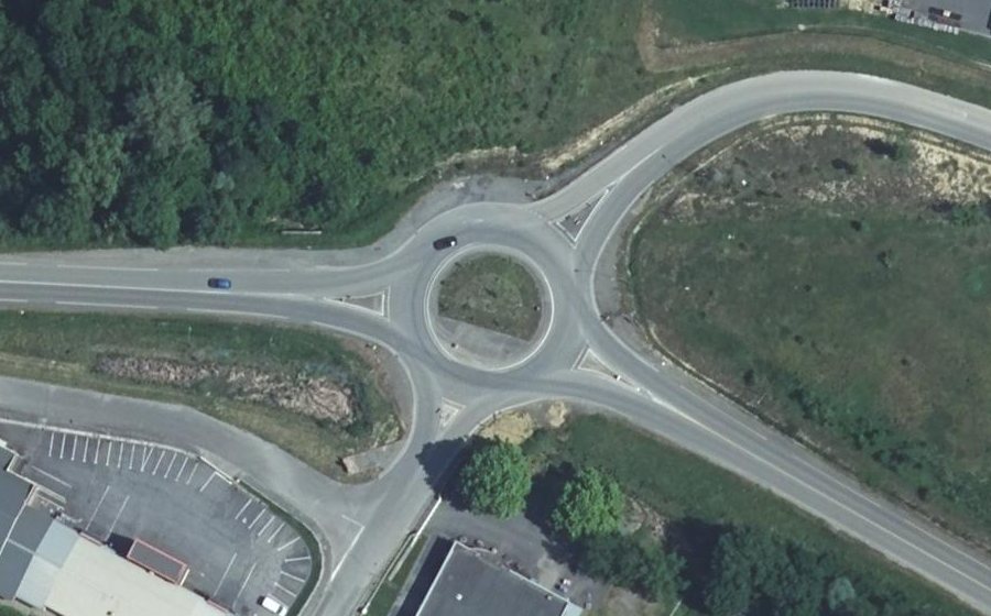 Vue aérienne du Rond-point anonyme n°87436363