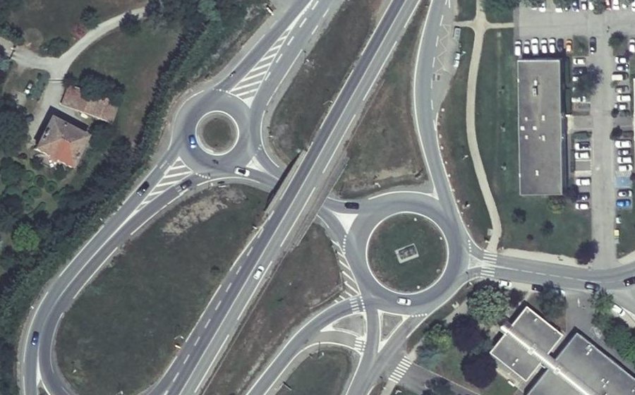 Vue aérienne du Rond-point anonyme n°87471189