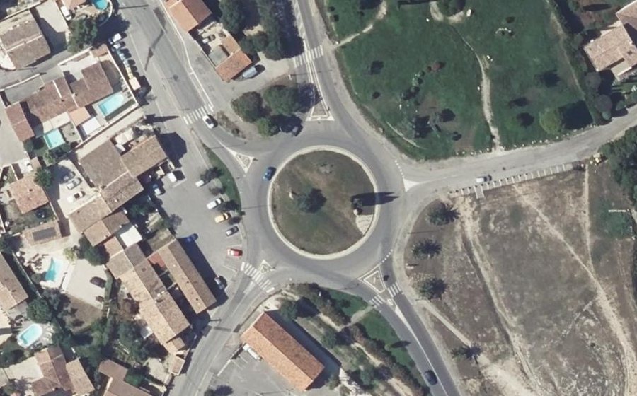 Vue aérienne du Rond-point anonyme n°87508759