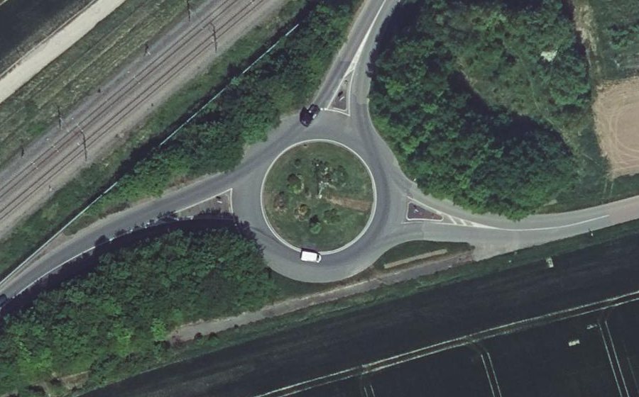 Vue aérienne du Rond-point anonyme n°875093974