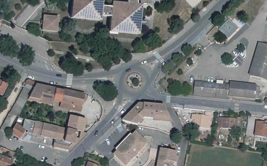 Vue aérienne du Rond-point anonyme n°87636413