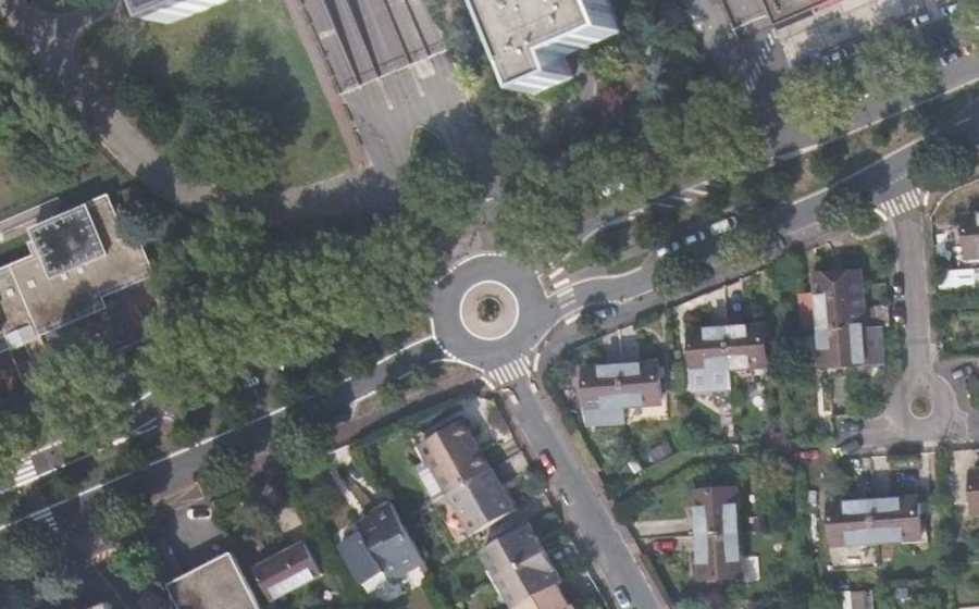 Vue aérienne du Rond-point anonyme n°87685413