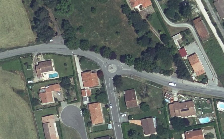 Vue aérienne du Rond-point anonyme n°87706093
