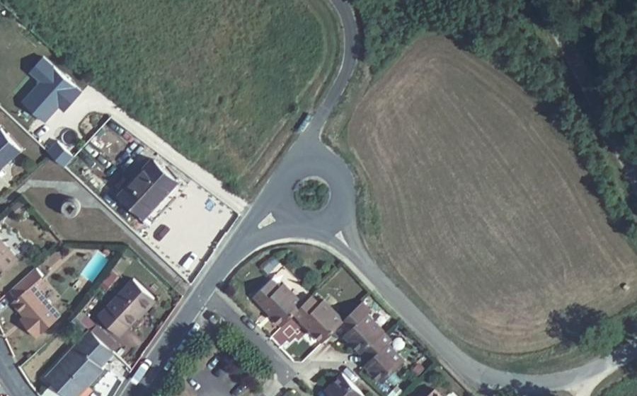 Vue aérienne du Rond-point anonyme n°87736782