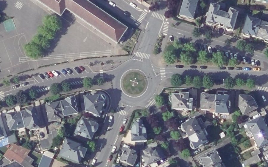Vue aérienne du Rond-point anonyme n°87764727