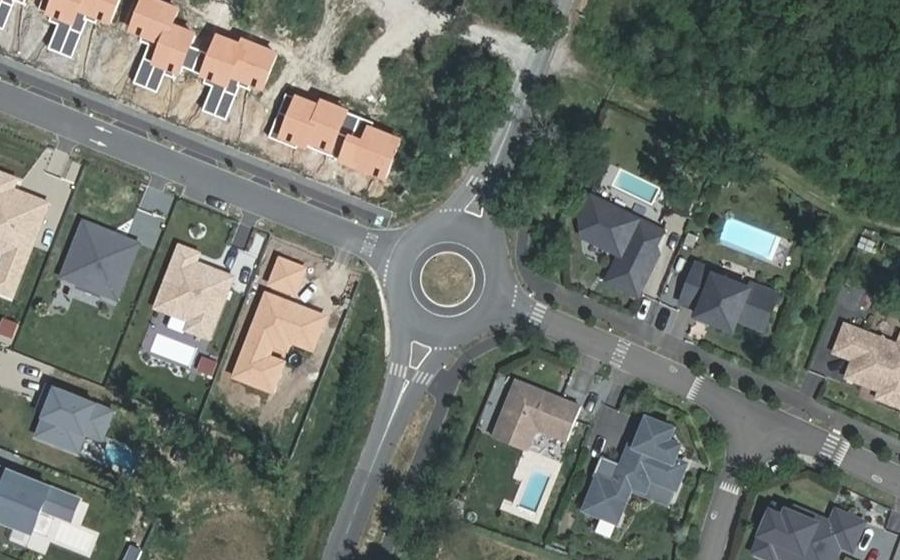 Vue aérienne du Rond-point anonyme n°877798971