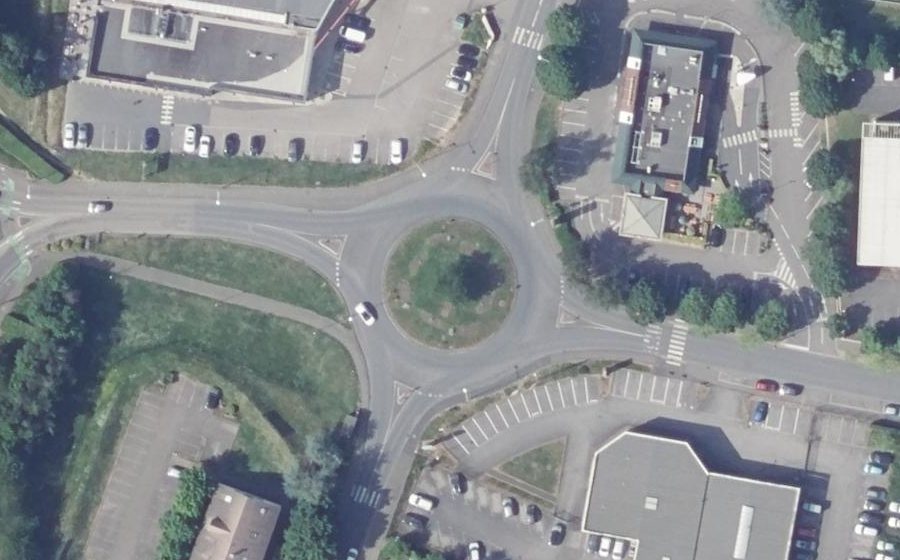 Vue aérienne du Rond-point anonyme n°87779974