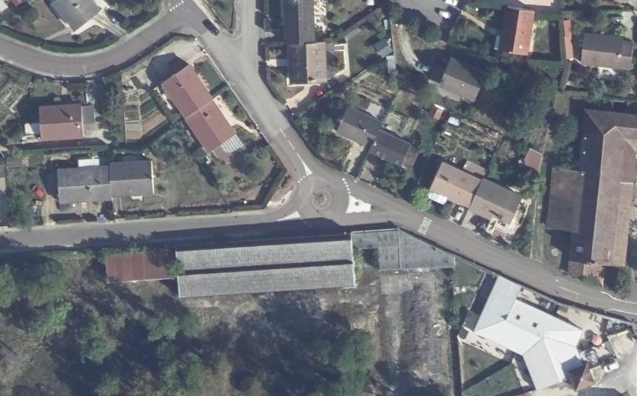 Vue aérienne du Rond-point anonyme n°877856105