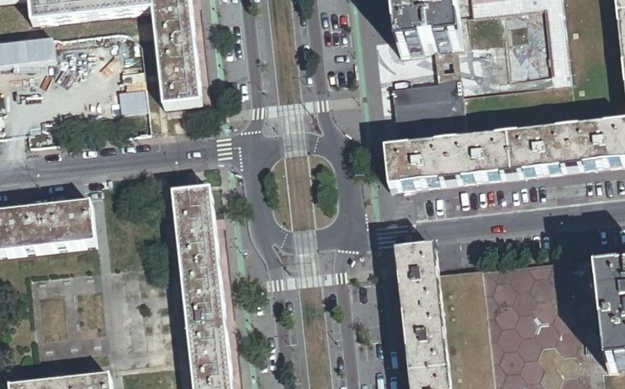 Vue aérienne du Rond-point anonyme n°87805471