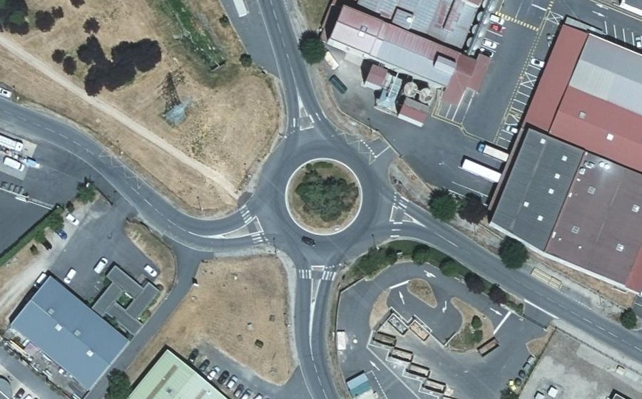 Vue aérienne du Rond-point anonyme n°87809601