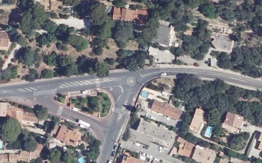Vue aérienne du Rond-point anonyme n°878575844