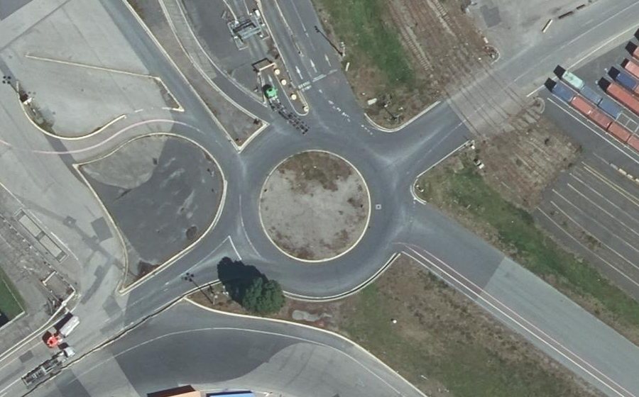Vue aérienne du Rond-point anonyme n°87868098
