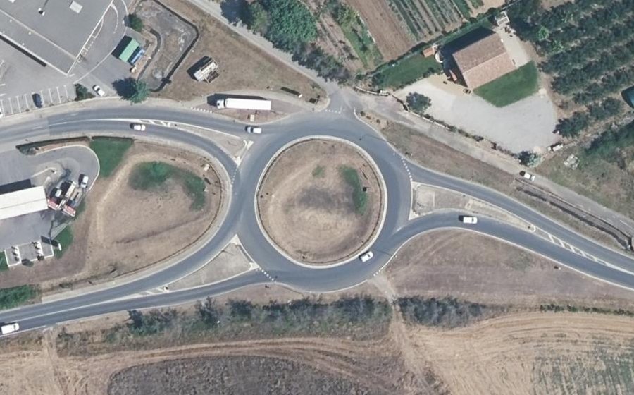 Vue aérienne du Rond-point anonyme n°87880868