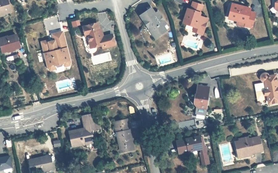 Vue aérienne du Rond-point anonyme n°878877746